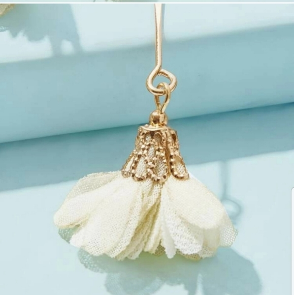 *Hillary** Snowbell Flower Earrings - Picture 3 of 3